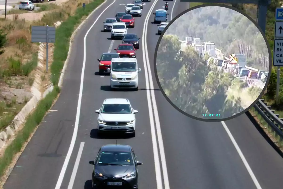 Una carretera con varios coches circulando en ambas direcciones y un recuadro que muestra un atasco más adelante.