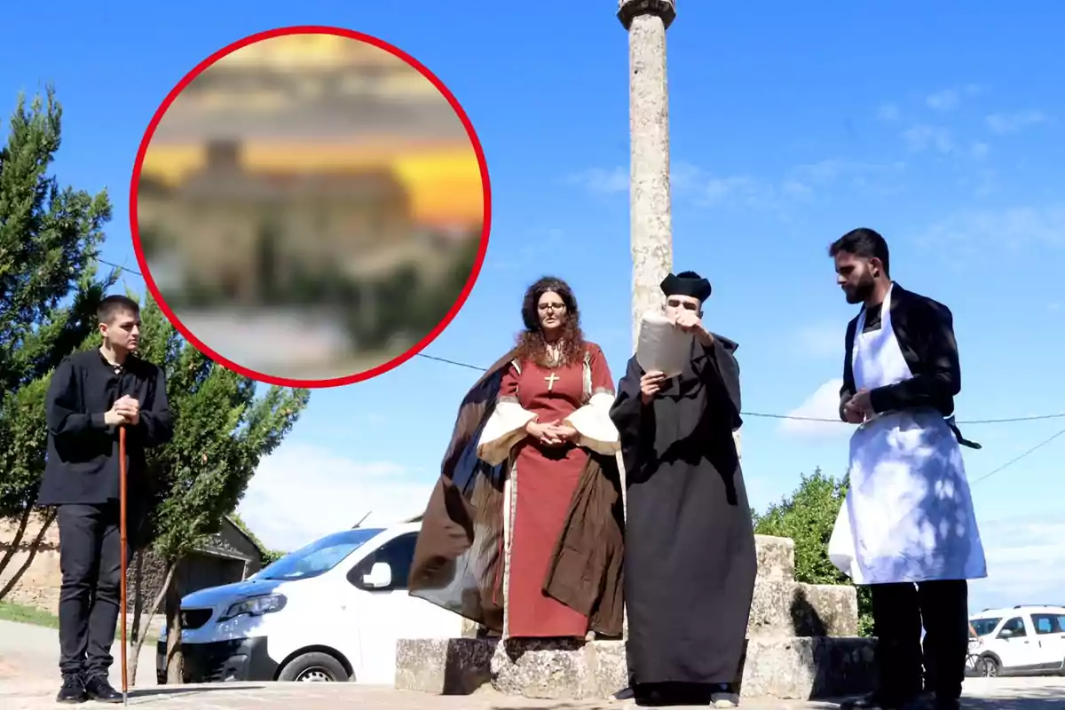 Personas vestidas con trajes históricos participan en una representación al aire libre, con un fondo de cielo azul y árboles.