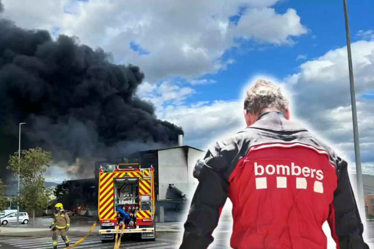 Bomberos trabajando en la extinción de un incendio en un edificio industrial, con una gran columna de humo negro elevándose al cielo.