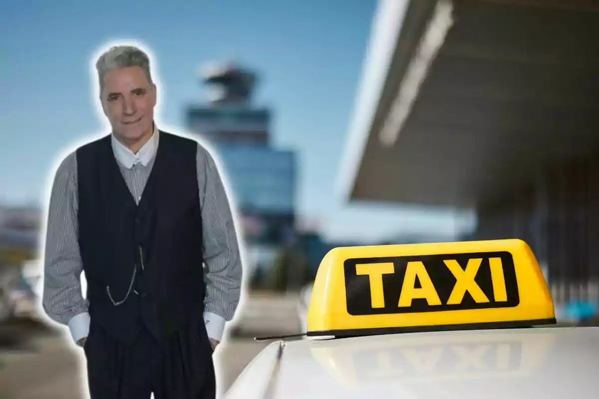 Un hombre de pie junto a un taxi con un letrero amarillo que dice "TAXI" en un entorno urbano.