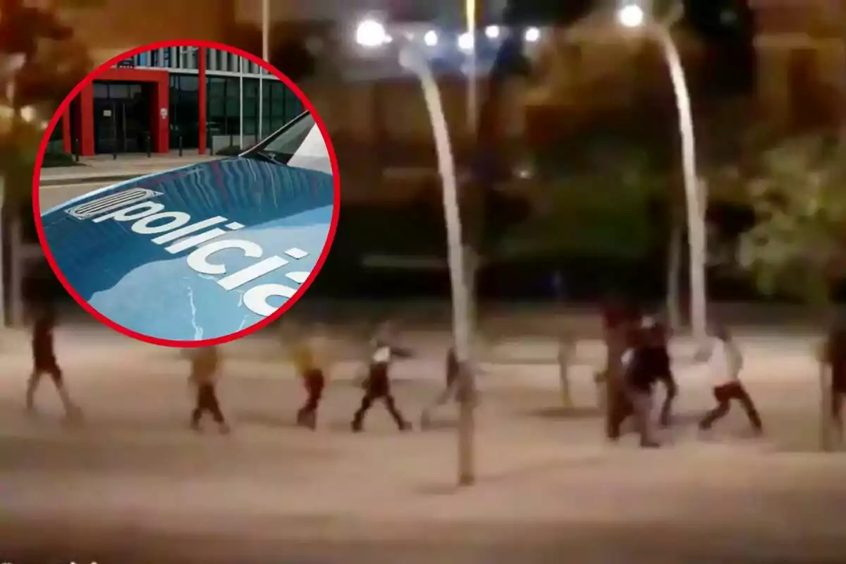 Un grupo de personas caminando por una calle iluminada por farolas con un recuadro que muestra un coche de policía.