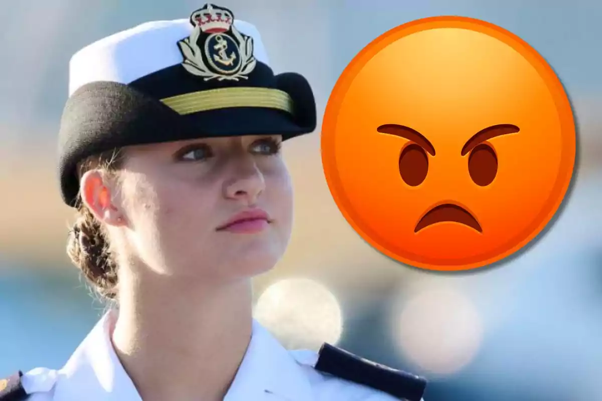 Una mujer con uniforme militar y un emoji de cara enojada superpuesto.