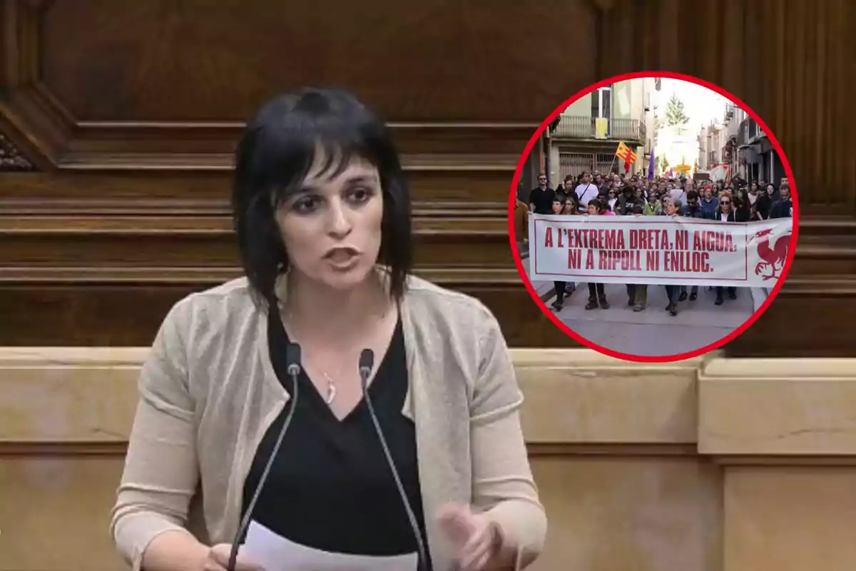 Mujer hablando en un podio con una imagen superpuesta de una manifestación con una pancarta.