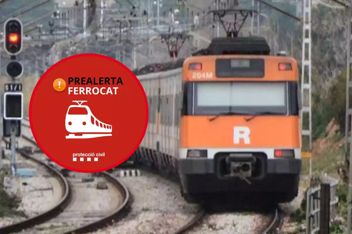 Un tren naranja en las vías con un cartel rojo que dice "PREALERTA FERROCAT" y un icono de tren.