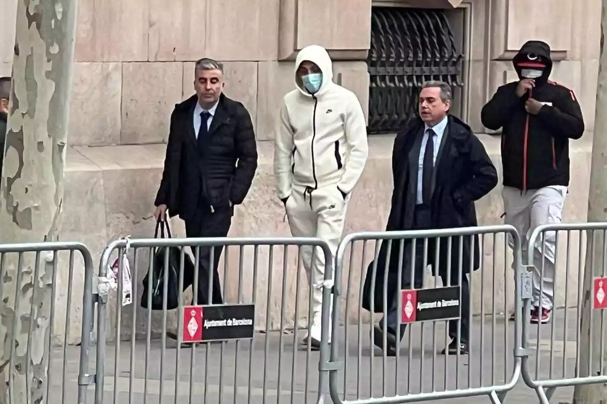 El rapero Morad, con sus abogados, llegando a la Audiencia de Barcelona