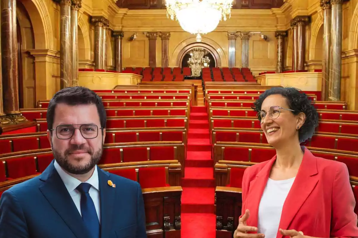 Dos personas en un parlamento con asientos rojos y columnas decorativas.