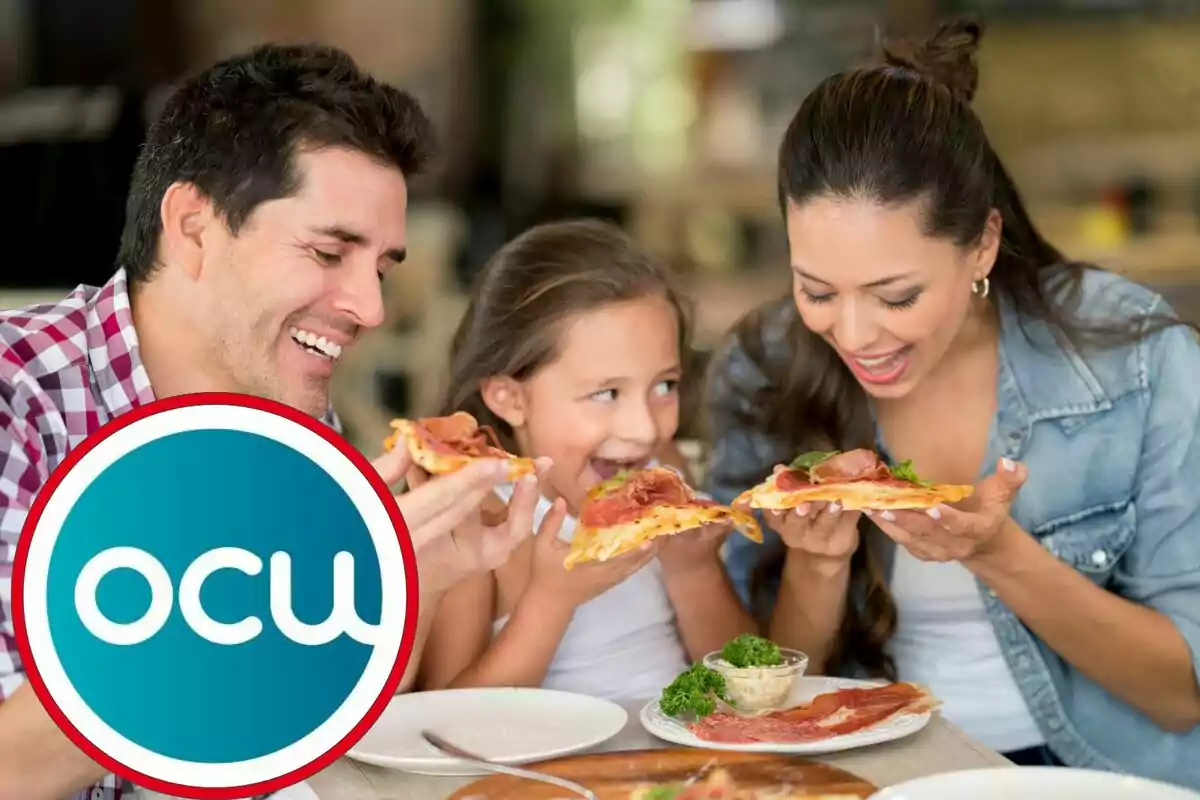 Imagen de una familia de padre, madre e hija comiendo pizza. En la esquina inferior izquierda, dentro de un círculo, el logo de la OCU