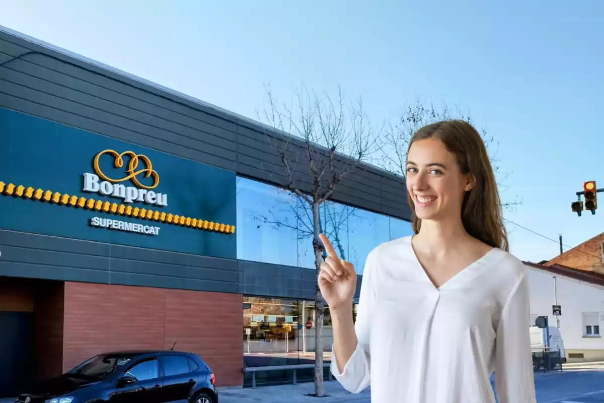 Montaje con una imagen de un establecimiento de Bonpreu. A la derecha una mujer sonriente indicando la marca de la cadena de supermercados