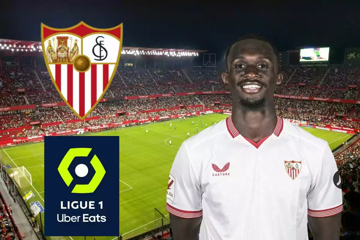 Un jugador del Sevilla FC posando en el estadio con el logo de la Ligue 1 Uber Eats.