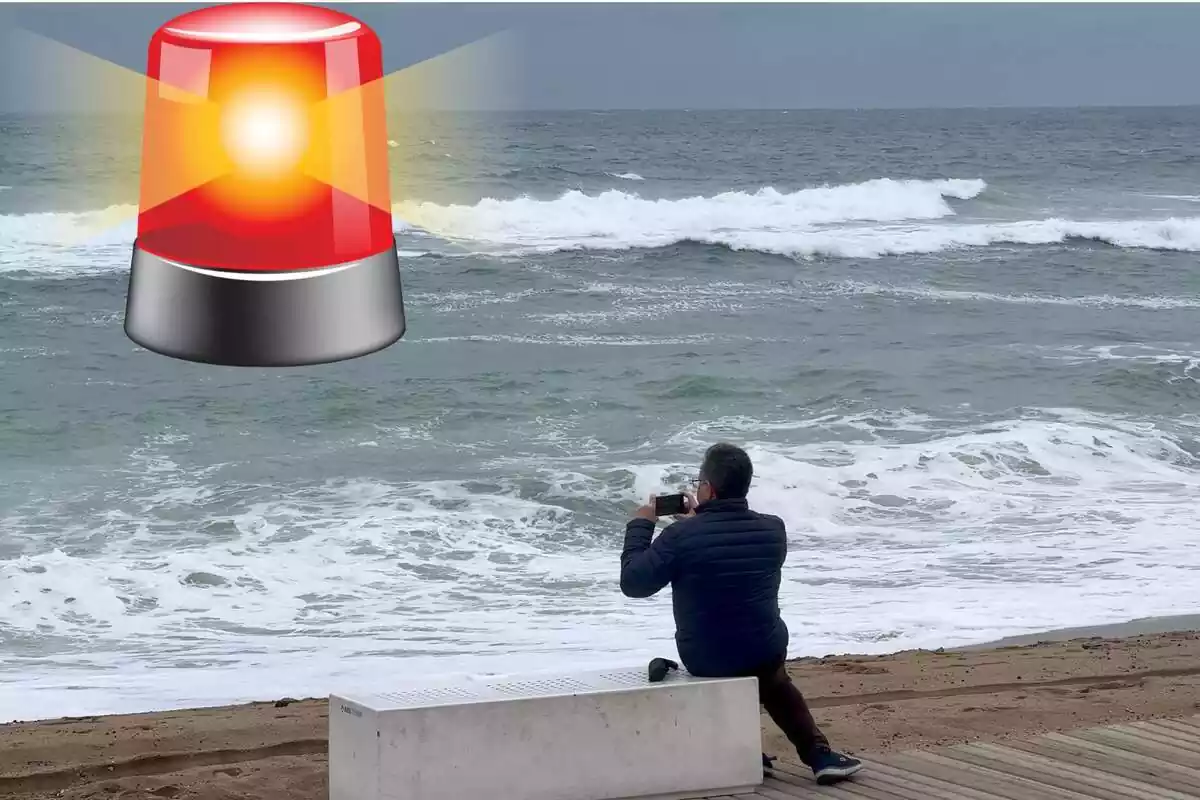 Una persona haciendo fotos a las olas del mar