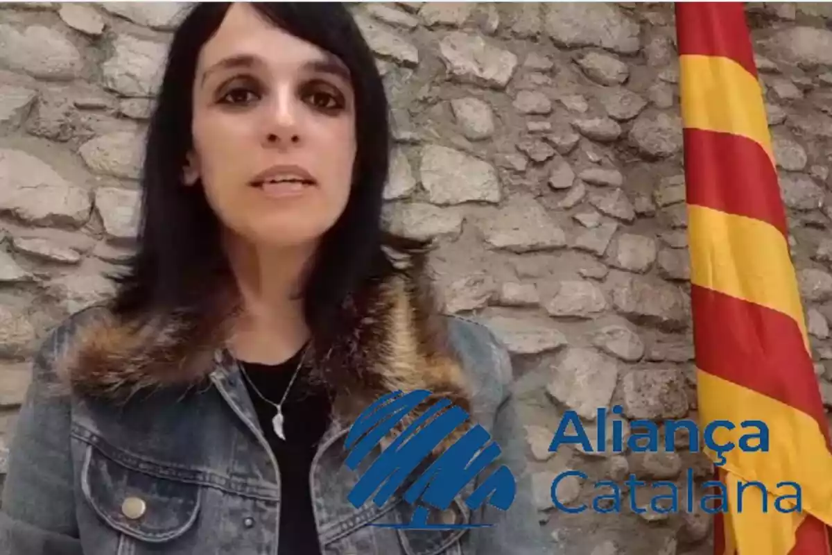 Montaje con una imagen de Sílvia Orriols hablando a cámara durante un vídeo de campaña. A la derecha, el logo de Aliança Catalana
