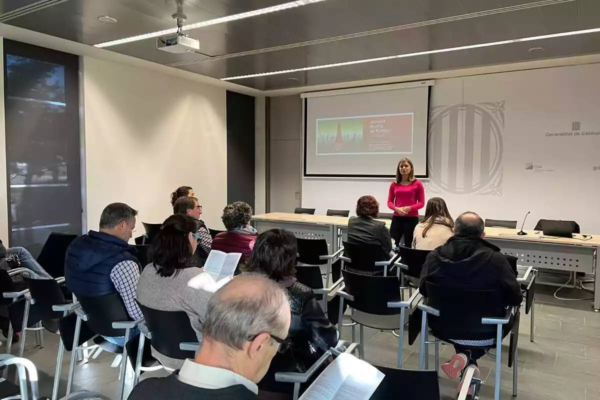 Varias personas asistiendo a una charla sobre enoturismo en el Pallars Jussà