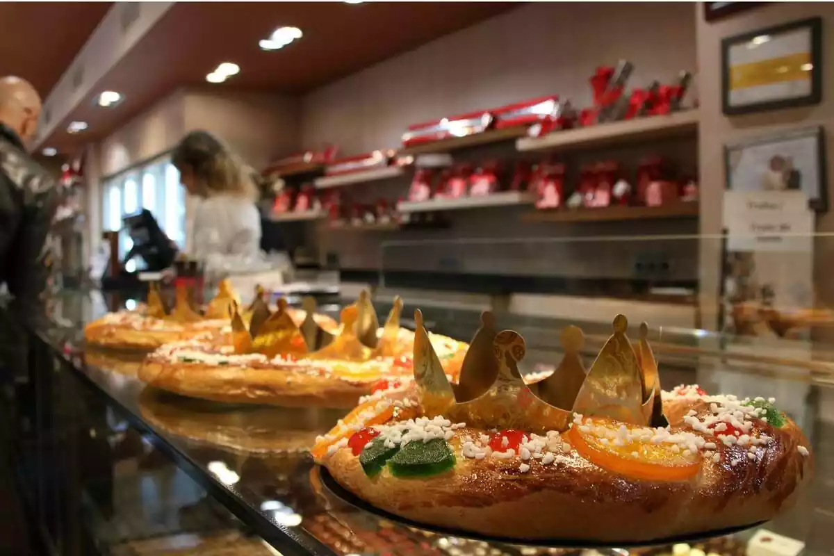 Imagen de una pastelería con varios roscones de Reyes