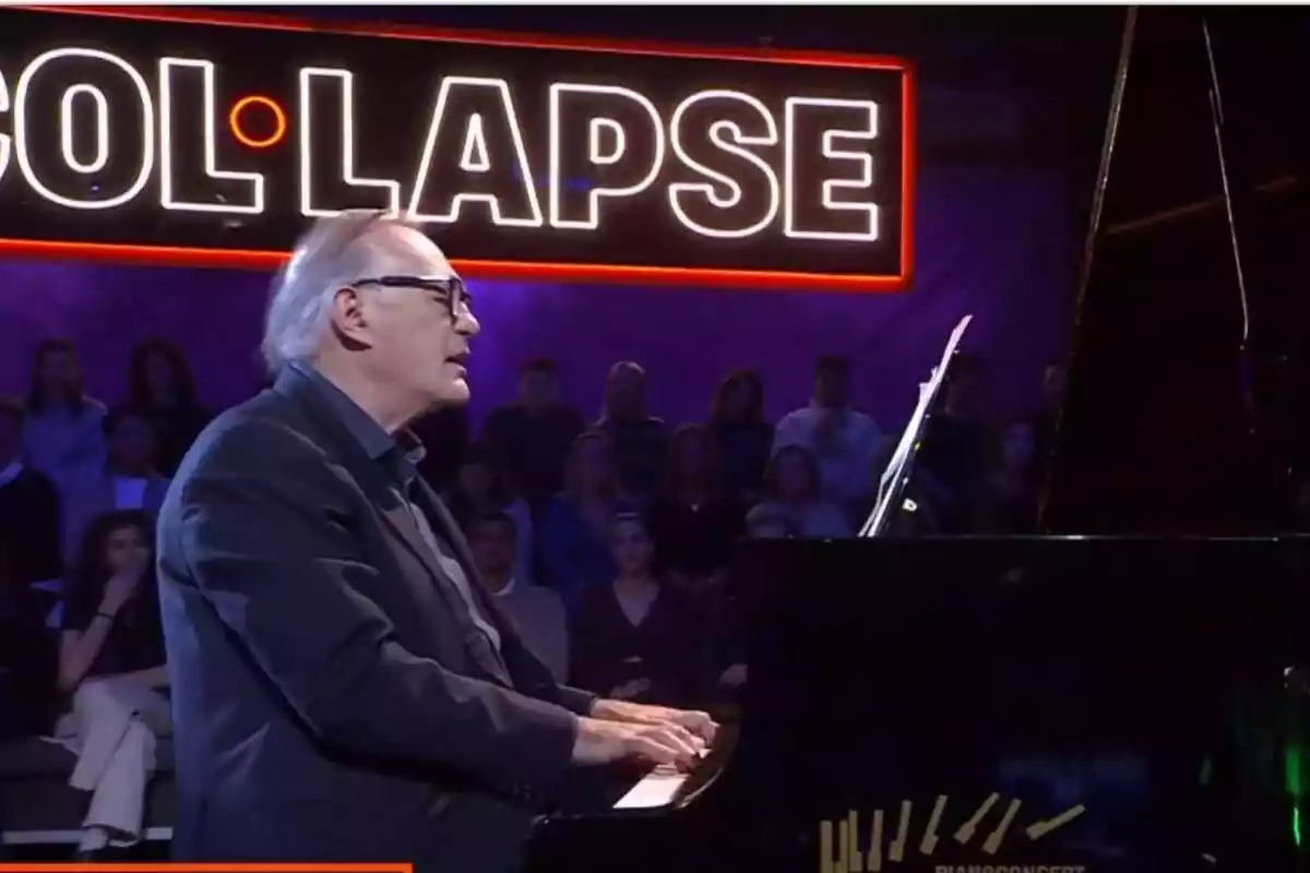 Pedro Piqueras tocando el piano en el plató de 'Col·lapse'