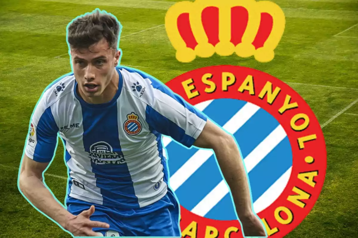 Un jugador de fútbol con el uniforme del RCD Espanyol en primer plano, con el logo del equipo en el fondo y un campo de fútbol.