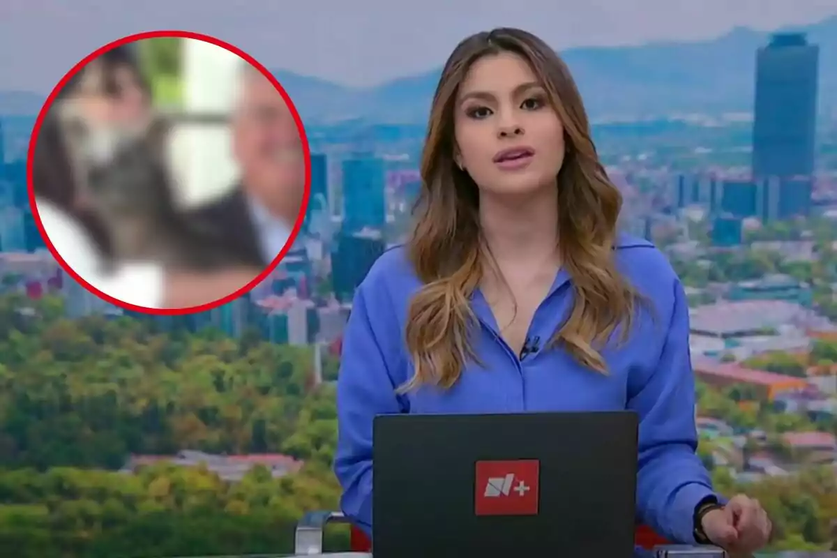 Presentadora de noticias con una imagen borrosa en un círculo rojo a su lado.