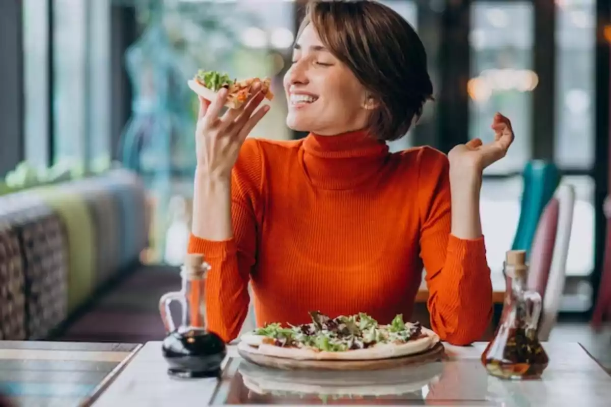 Mujer comiendo en un restaurante