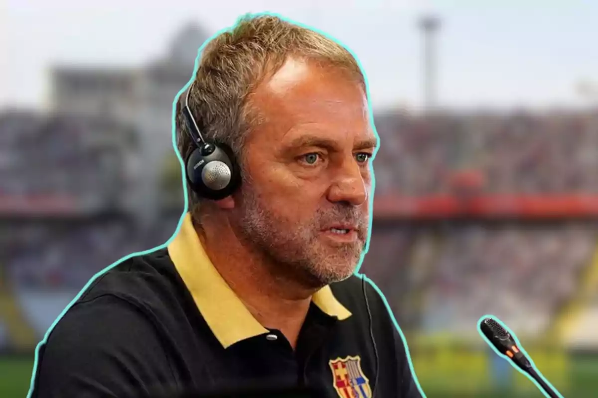 Un hombre con auriculares y micrófono, vistiendo una camiseta con el escudo del FC Barcelona, hablando en un estadio.