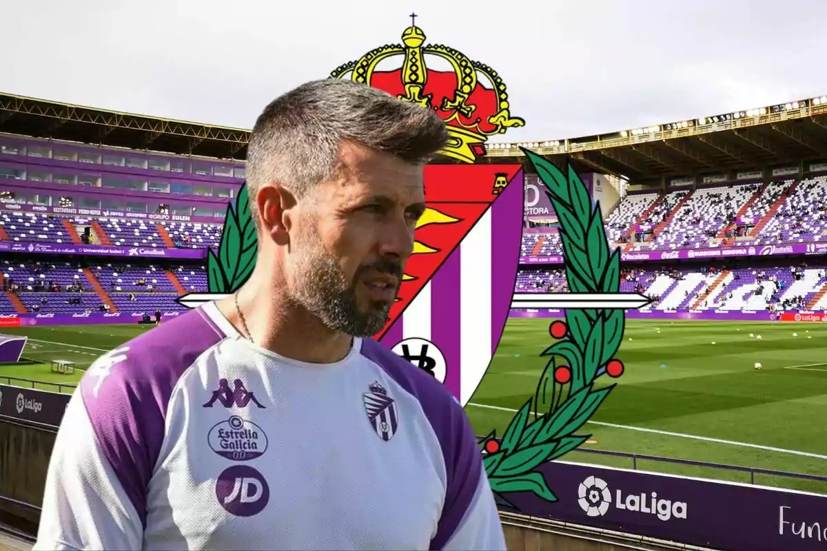 Un hombre con camiseta deportiva blanca y morada está en un estadio de fútbol con gradas moradas y blancas, y un escudo de equipo de fútbol superpuesto en la imagen.