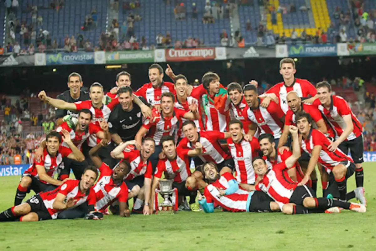 Jugadores del Athletic celebrando la Supercopa de 2016