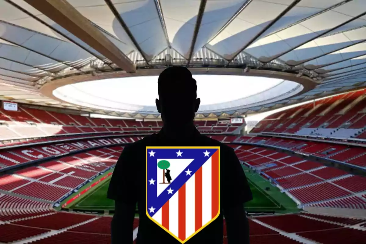 Una silueta de una persona con el escudo del Atlético de Madrid en el pecho, de pie en el estadio Wanda Metropolitano.