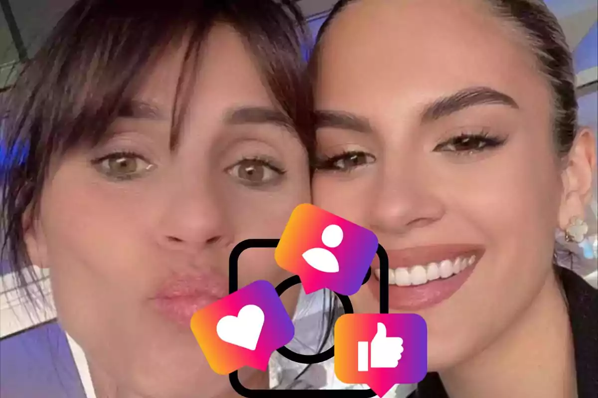 Dos personas posando para una selfie con íconos de redes sociales superpuestos en la imagen.