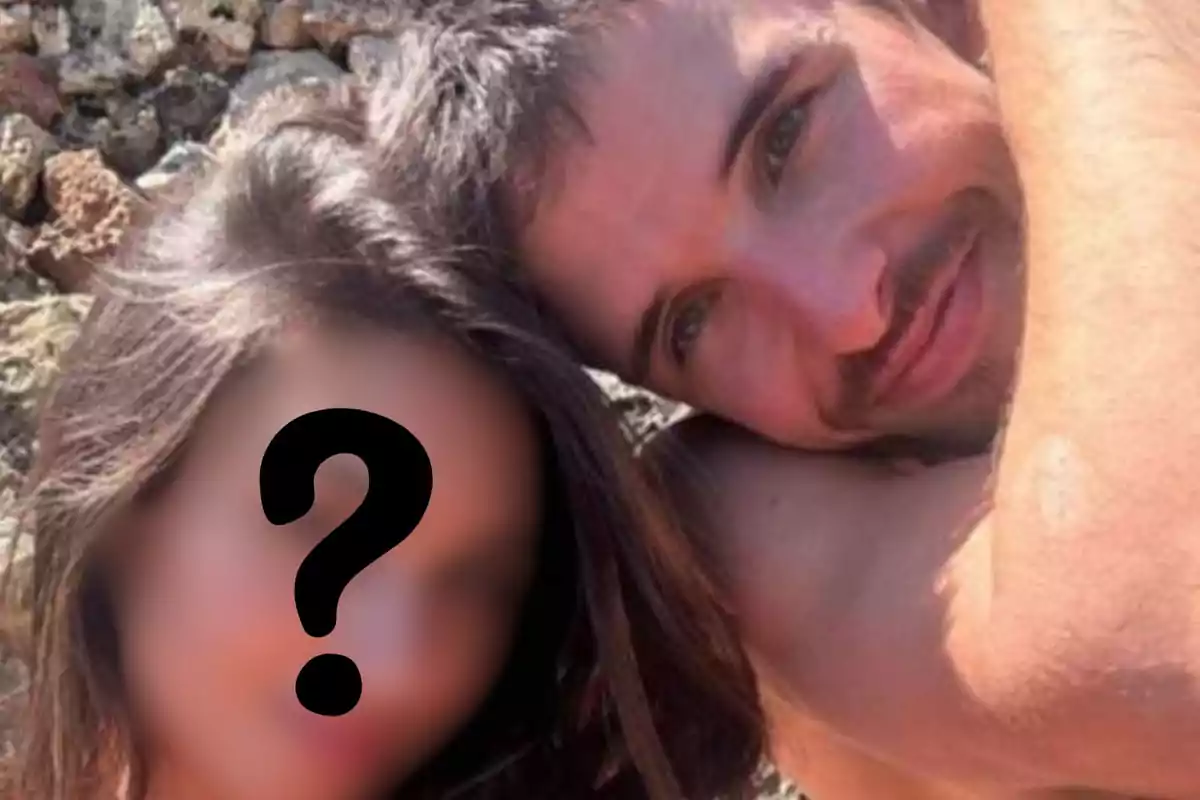 Una pareja sonriente se toma una selfie al aire libre, con el rostro de la mujer difuminado y marcado con un signo de interrogación.