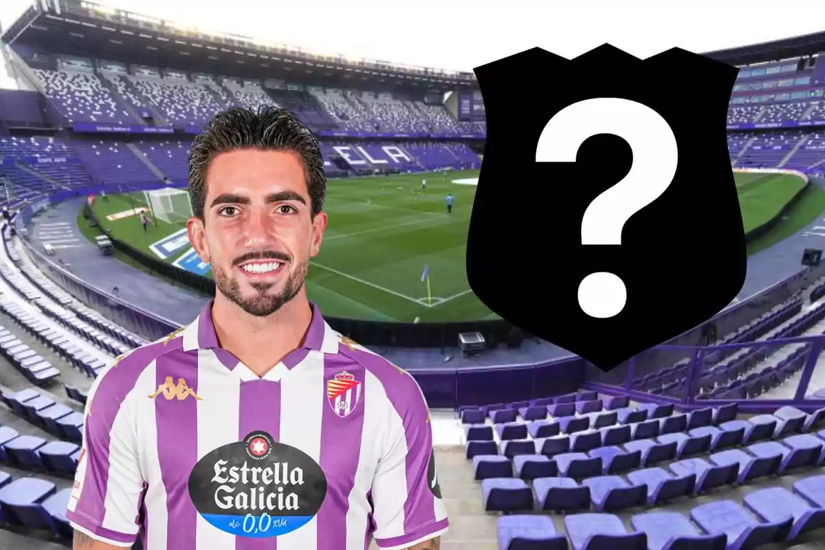 Jugador del Real Valladolid en el estadio con un escudo en negro y un signo de interrogación.