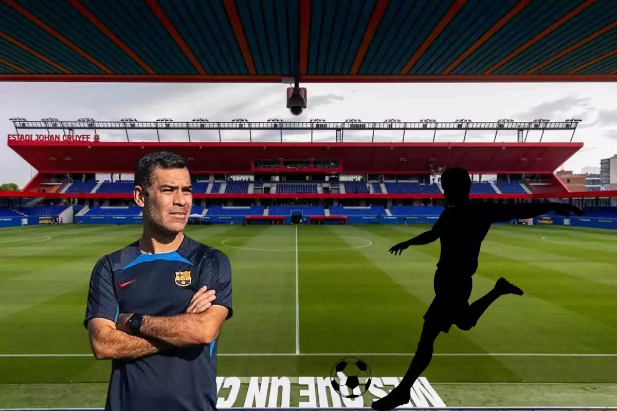 Un hombre con una camiseta del FC Barcelona está de pie con los brazos cruzados en un estadio de fútbol, mientras una silueta de un jugador de fútbol está a punto de patear un balón.