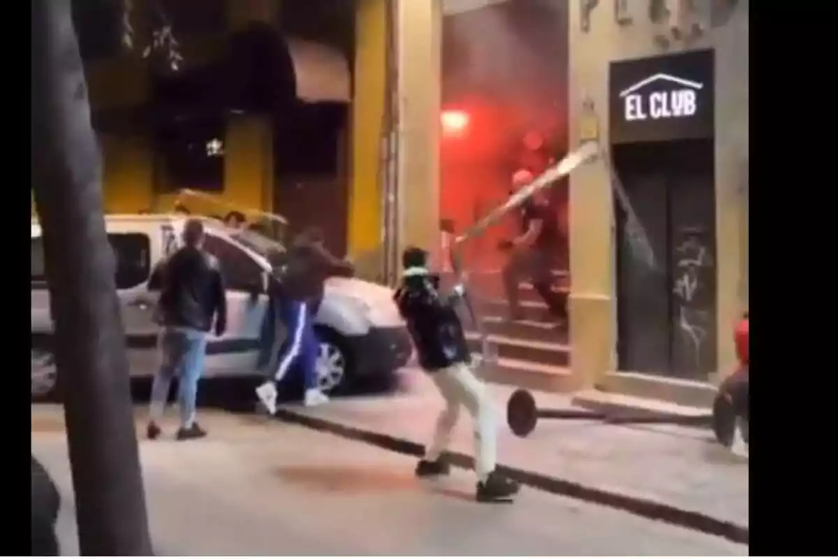 Un grupo de jóvenes provoca destrozos en la entrada de la discoteca Platea de Girona
