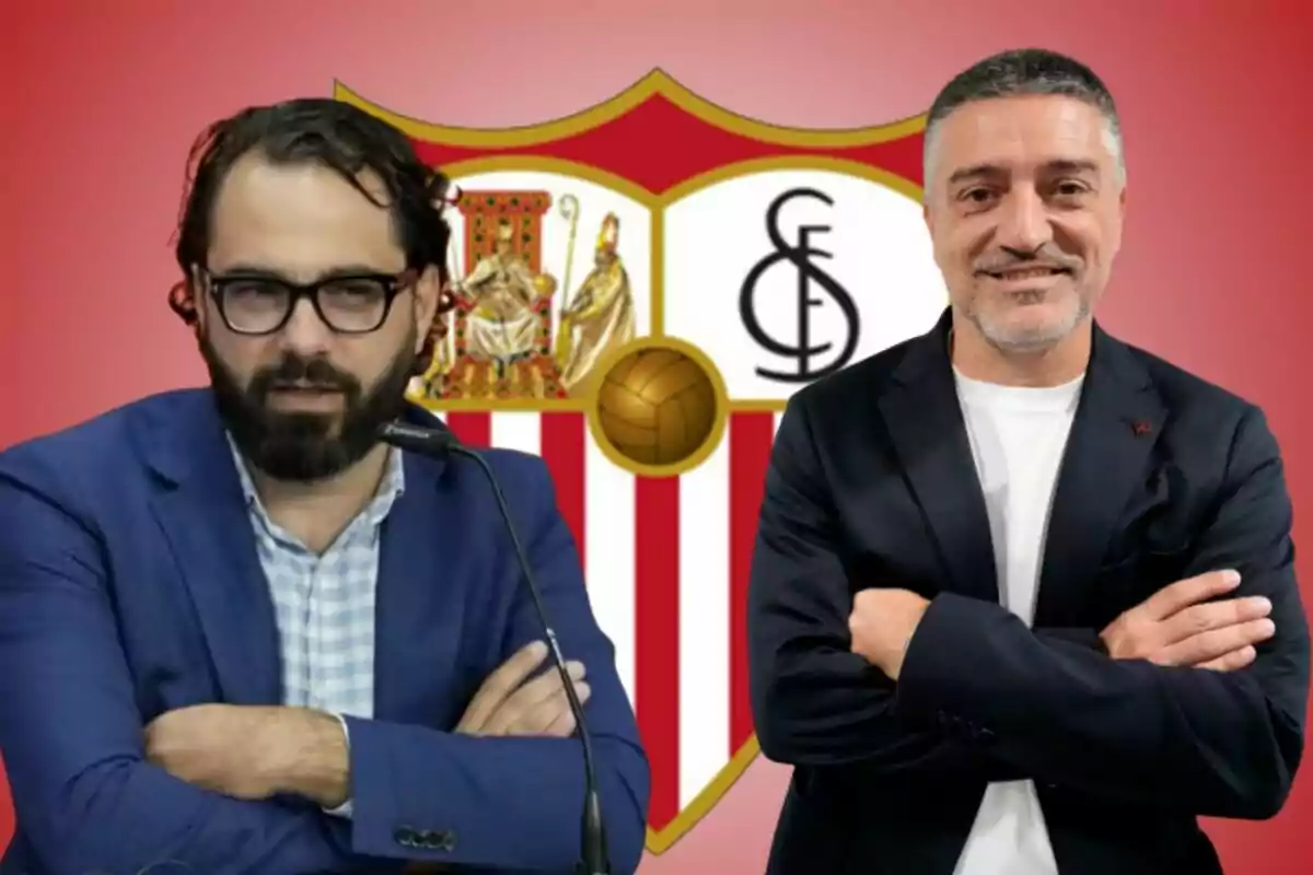 Dos hombres posan frente al escudo del Sevilla FC.