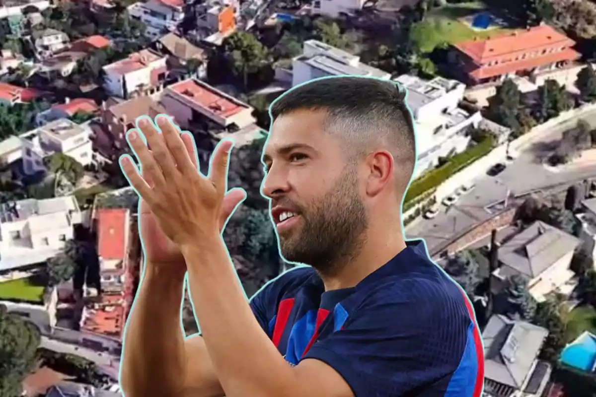 Un hombre aplaudiendo con un fondo de una vista aérea de una zona residencial.