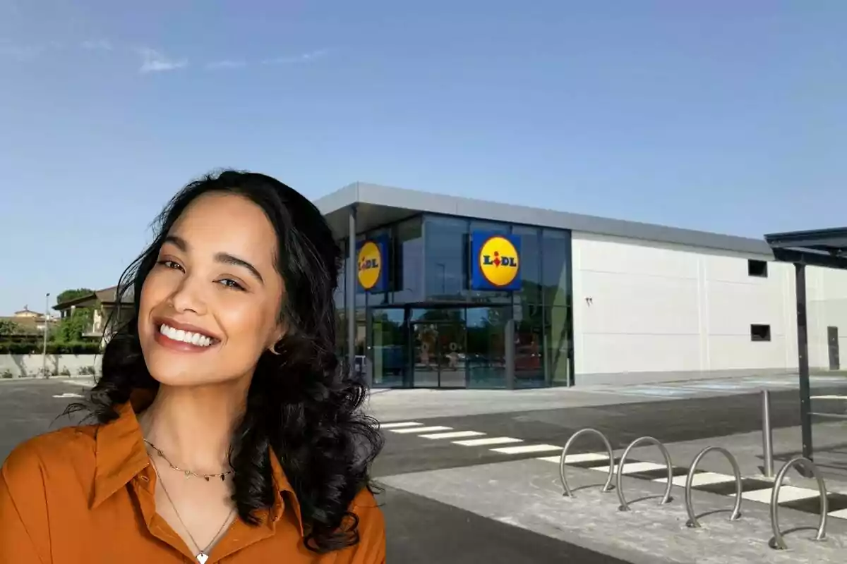 Una mujer sonriente frente a una tienda Lidl.