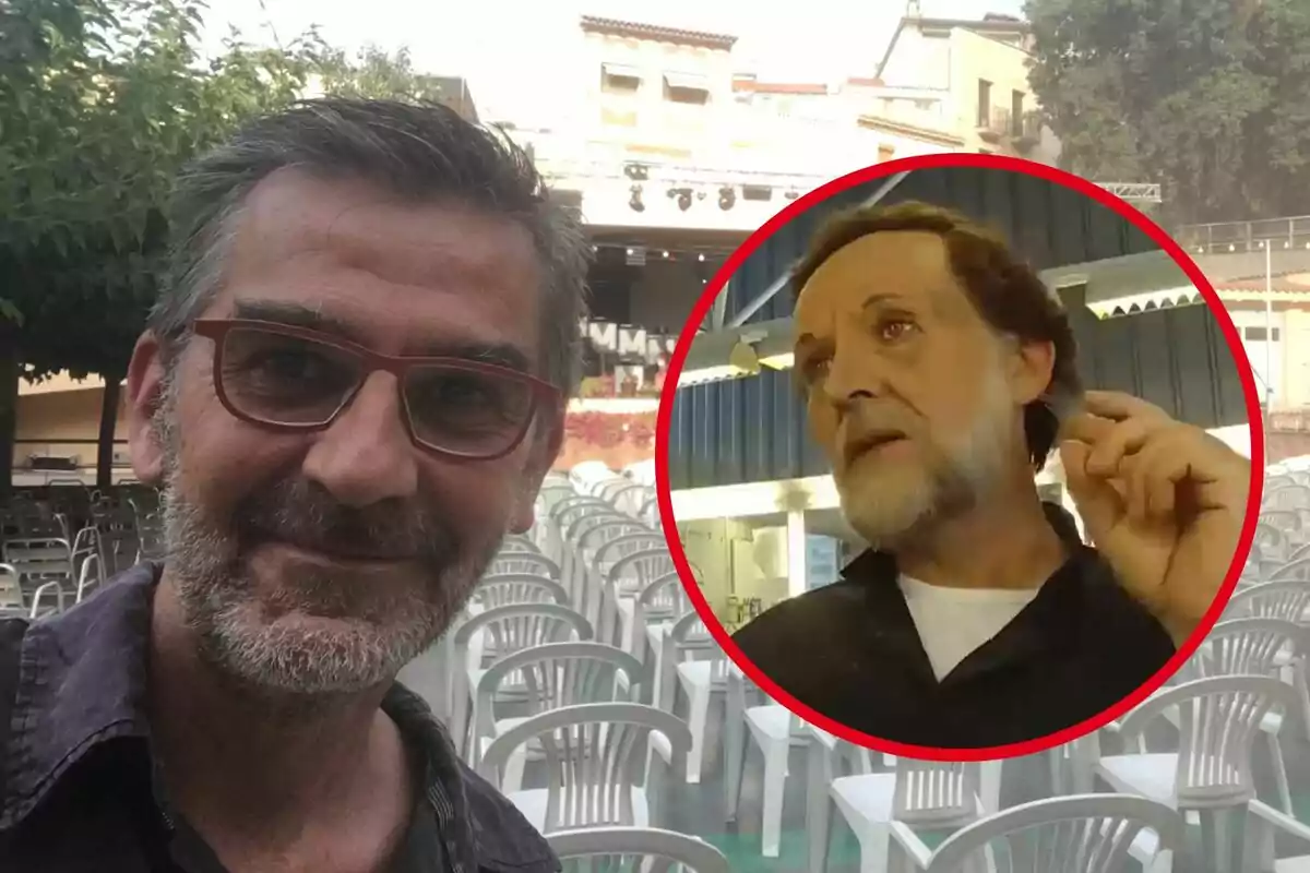 Un hombre con gafas rojas sonríe frente a una fila de sillas vacías al aire libre, mientras que en un círculo rojo se muestra a otro hombre con barba y cabello canoso hablando.