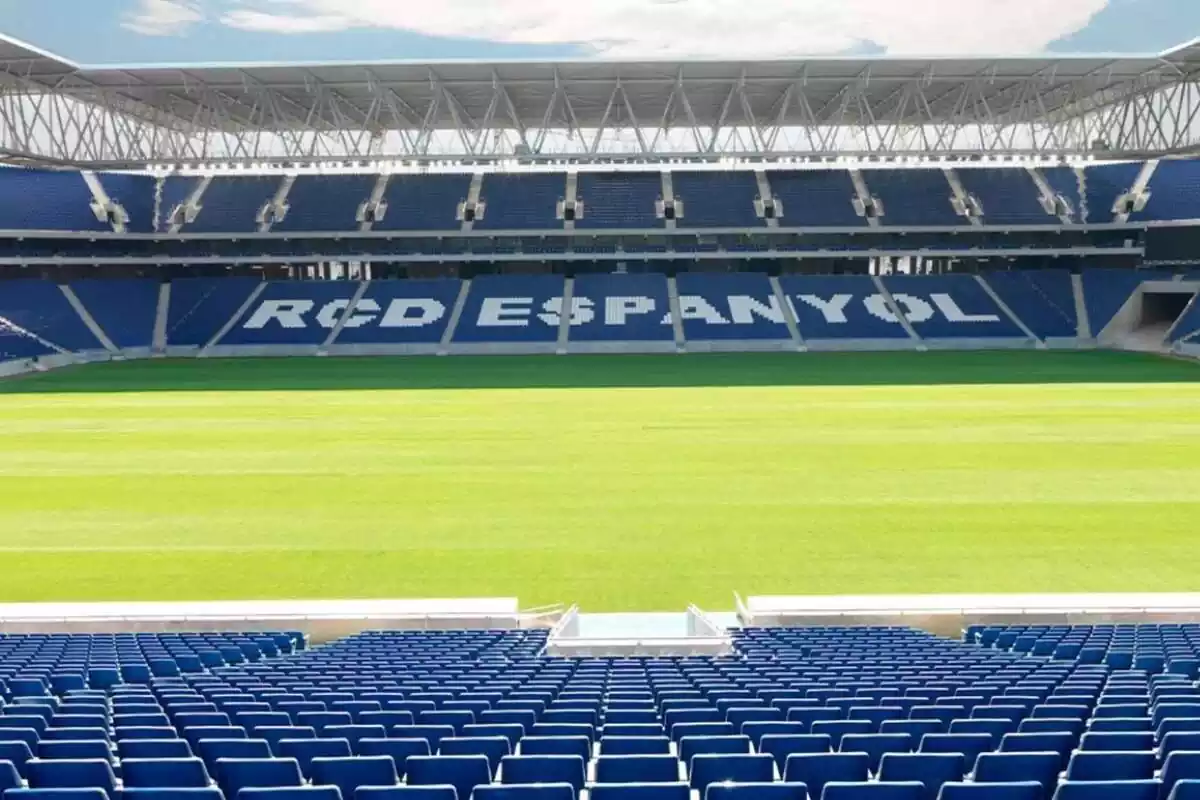 Estadio del RCD Espanyol sin público y sin jugadores en el césped
