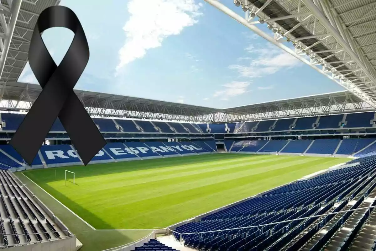 Montaje con una imagen del estadio del RCD Espanyol vacío y en la esquina superior izquierda, un crespón negro