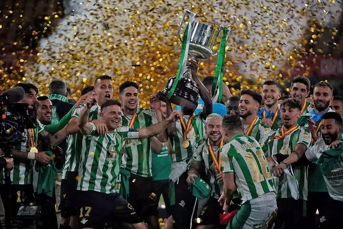 Jugadores del Real Betis celebrando la Copa del Rey de 2022