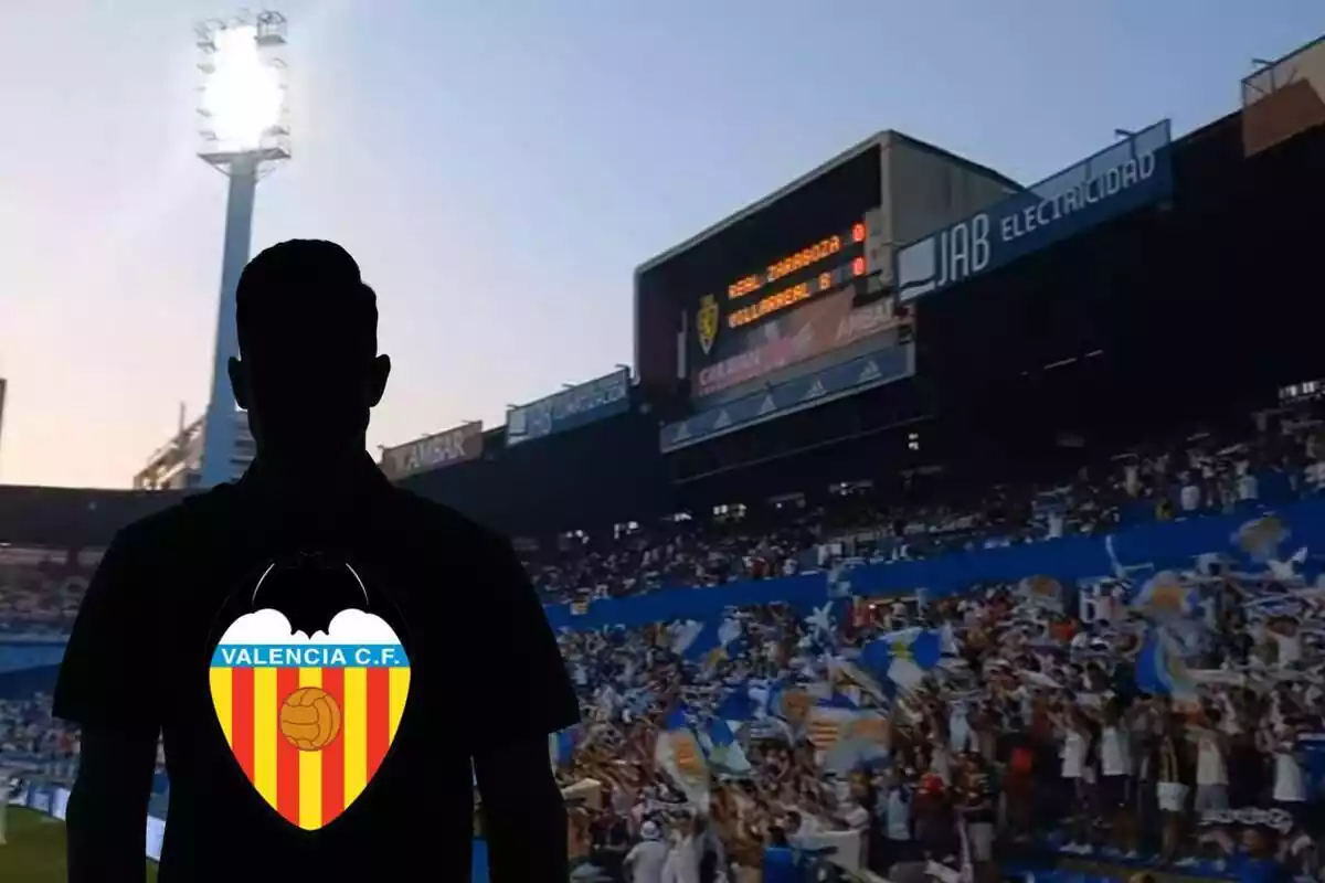 Montaje con una imagen del estadio de la Romareda con pública y a la izquierda una sombra negra de hombre representando al jugador que quiere el Zaragoza. Dentro de la sombre, el escudo del Valencia