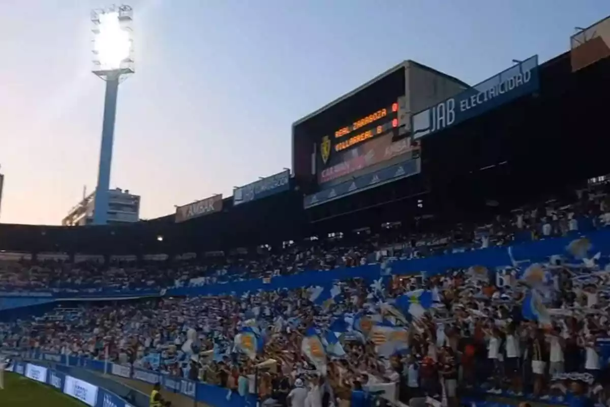 Aficionados del Real Zaragoza en el estadio de la Romareda