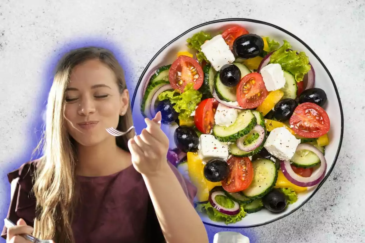 Una mujer disfrutando de una ensalada fresca con vegetales y queso feta.