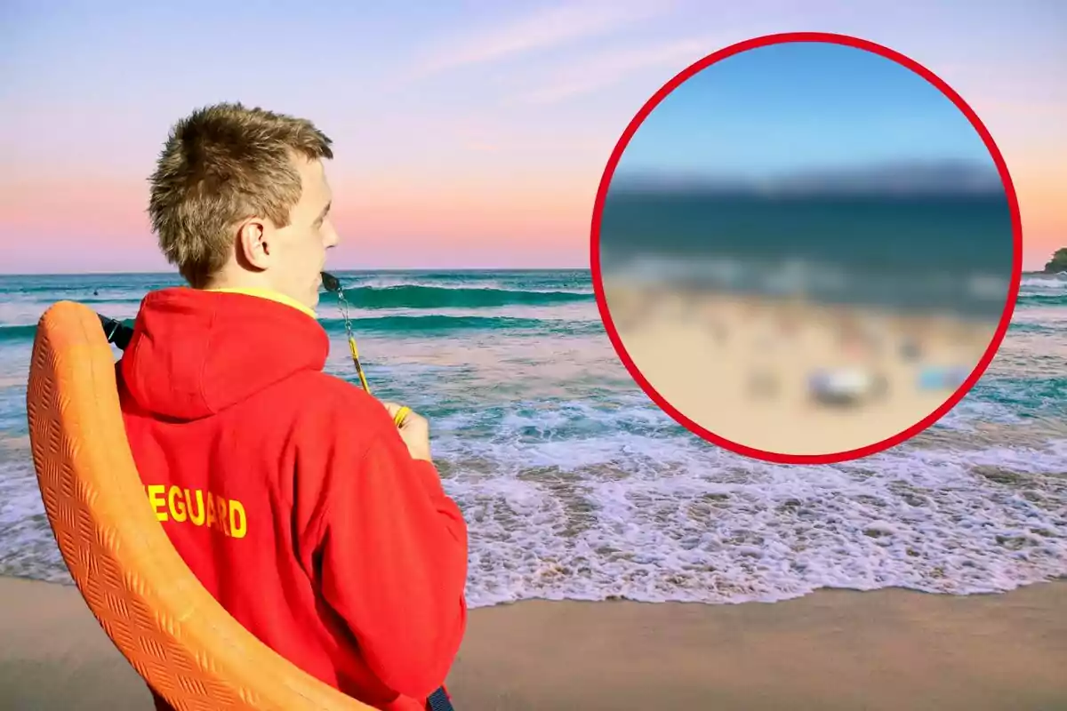 Un socorrista con una sudadera roja y un flotador naranja observa el mar mientras sostiene un silbato en la boca, con una imagen borrosa de una playa en un círculo rojo a su lado.