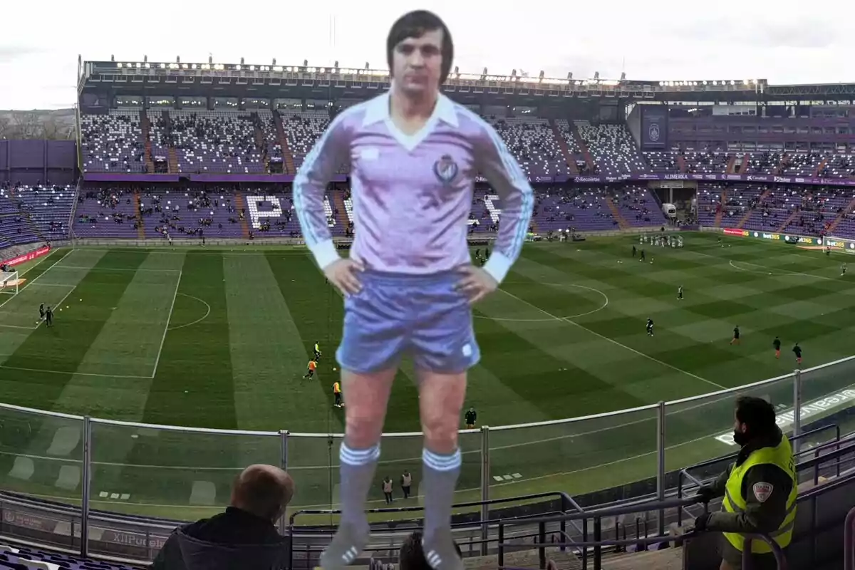 Un jugador de fútbol con uniforme morado y azul claro está superpuesto en una imagen de un estadio de fútbol con gradas parcialmente llenas.