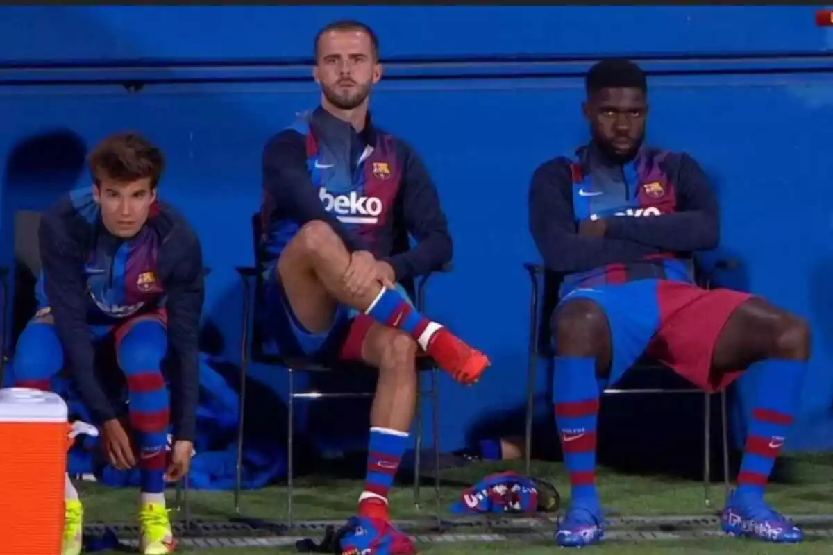 Samuel Umtiti con Riqui Puig y Pjanic sentados cuando aún jugaban en el Barça