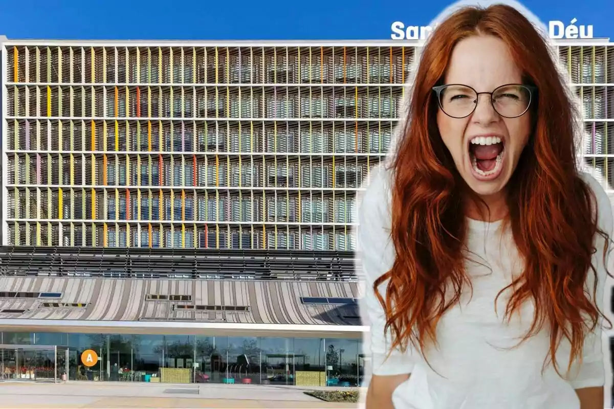 Una mujer con cabello rojo y gafas gritando frente a un edificio moderno con una fachada colorida.