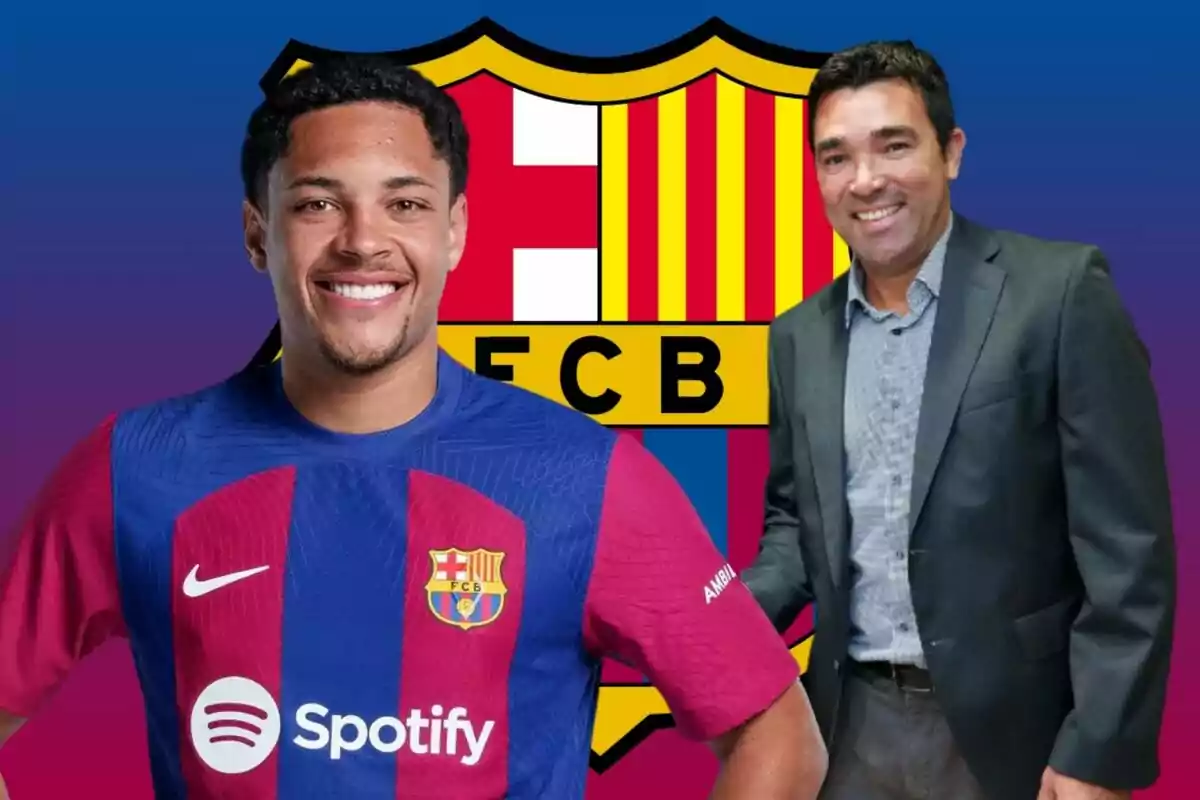 Dos hombres sonrientes, uno con la camiseta del FC Barcelona y otro con traje, posan frente al escudo del club.