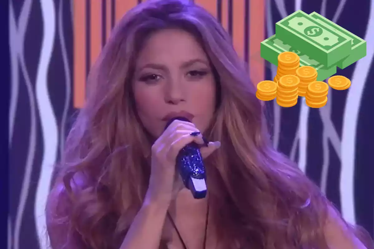 Montaje con una imagen de Shakira durante un concierto. A la derecha un emoticono con billetes y monedas