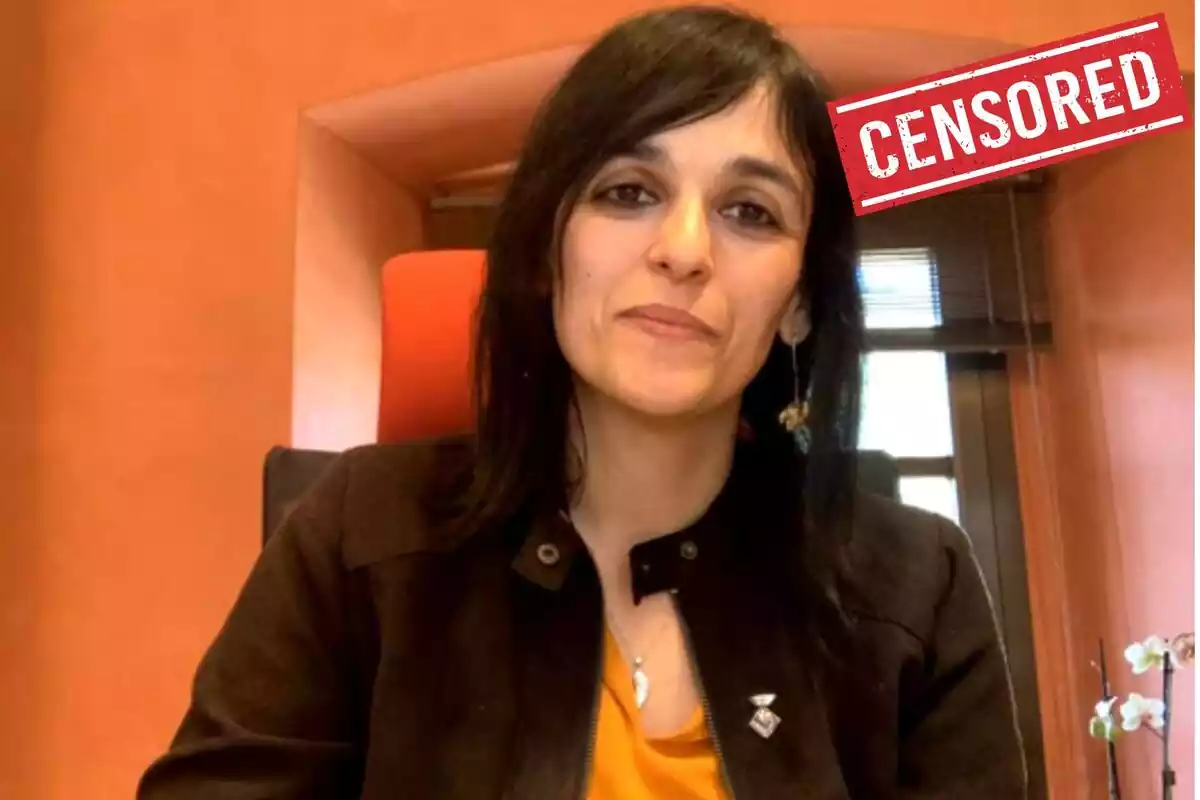 Montaje con una imagen de Sílvia Orriols durante la entrevista con XCatalunya.cat . En la esquina superior derecho un emoticono con la palabra 'Censored'