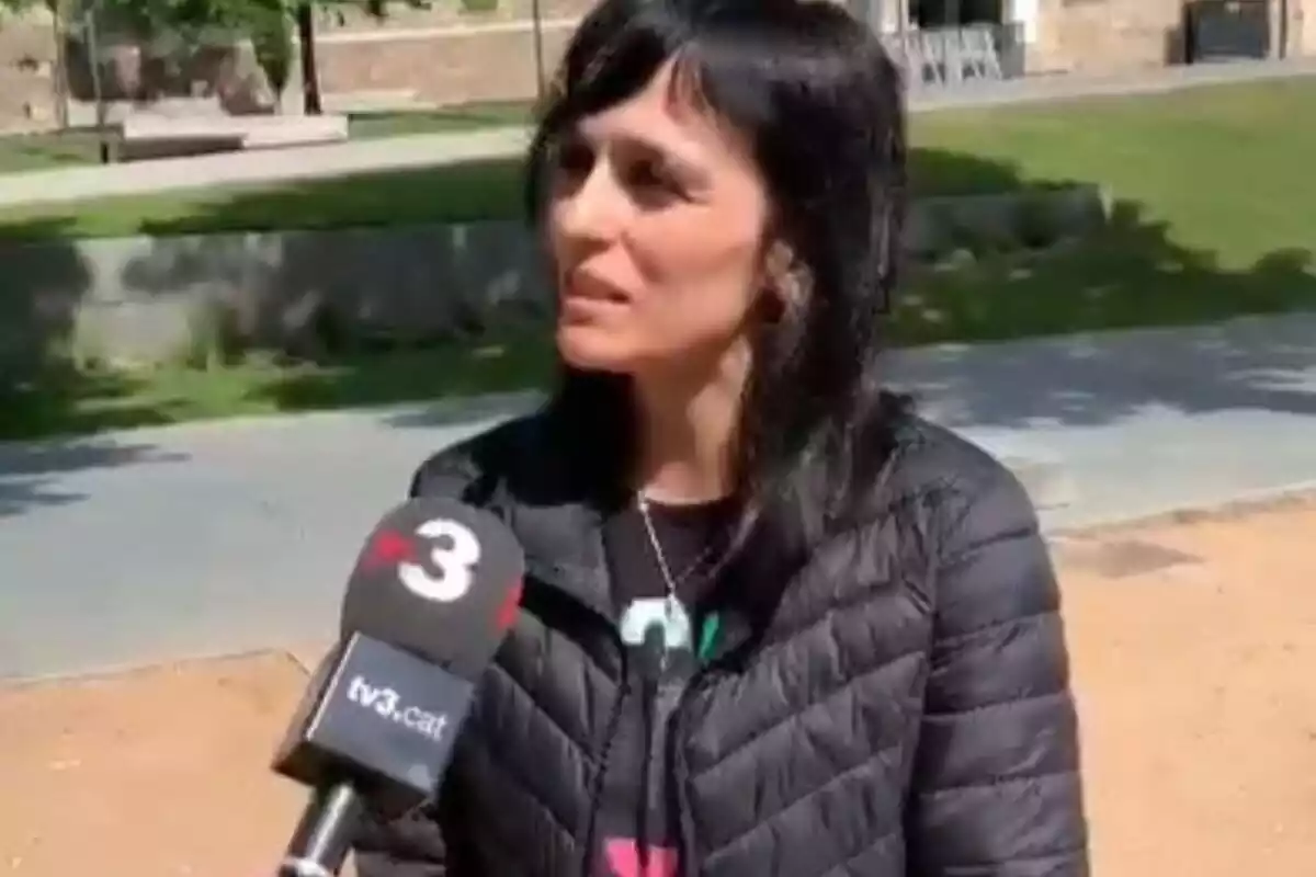 Sílvia Orriols en Ripoll, con un micro de TV3