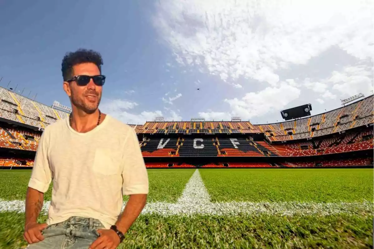 Montaje con una imagen del estadio de Mestalla de fondo y en primer término, Simeone con gafas de sol y sonriendo