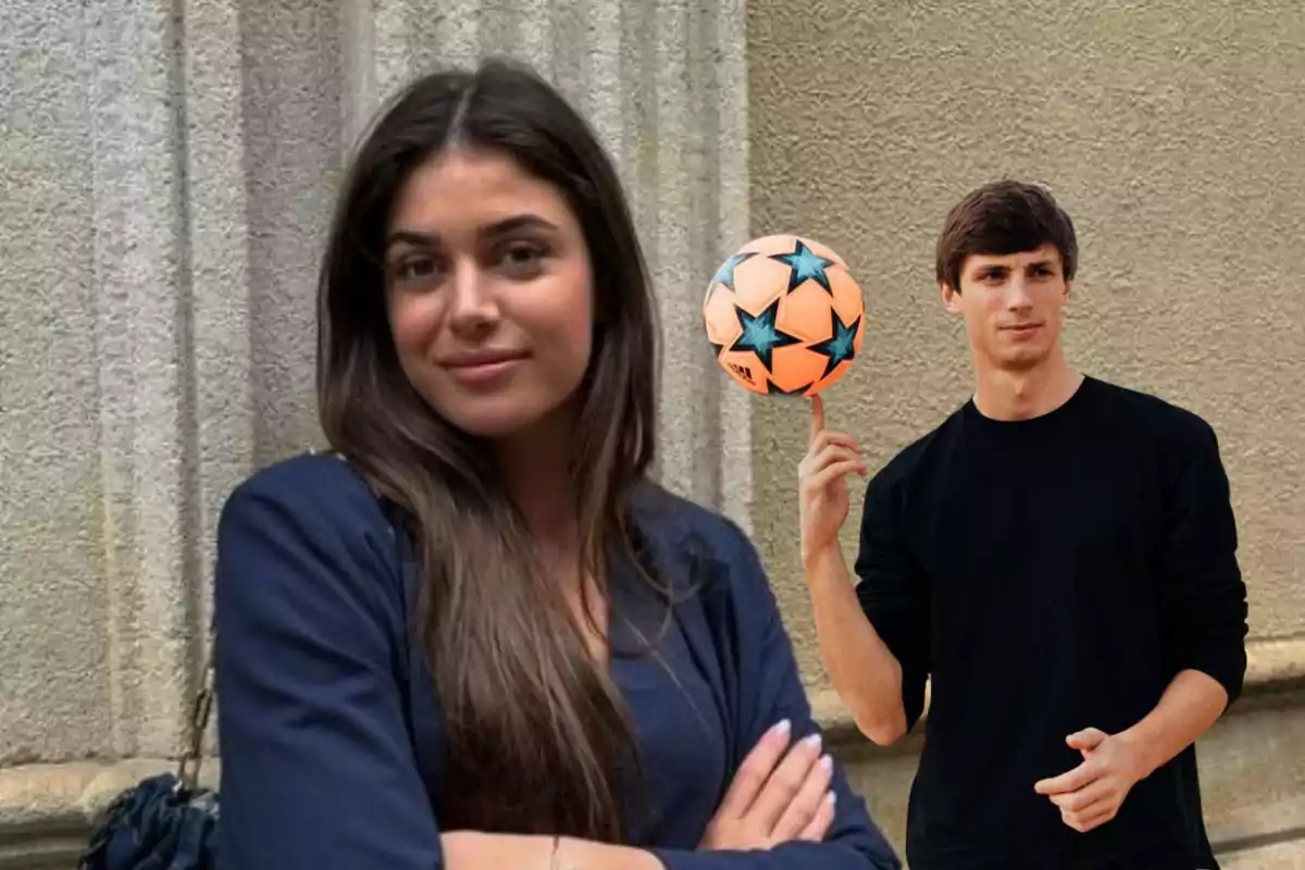 Una mujer con cabello largo y oscuro está de pie con los brazos cruzados, mientras un hombre sostiene una pelota de fútbol con una mano.